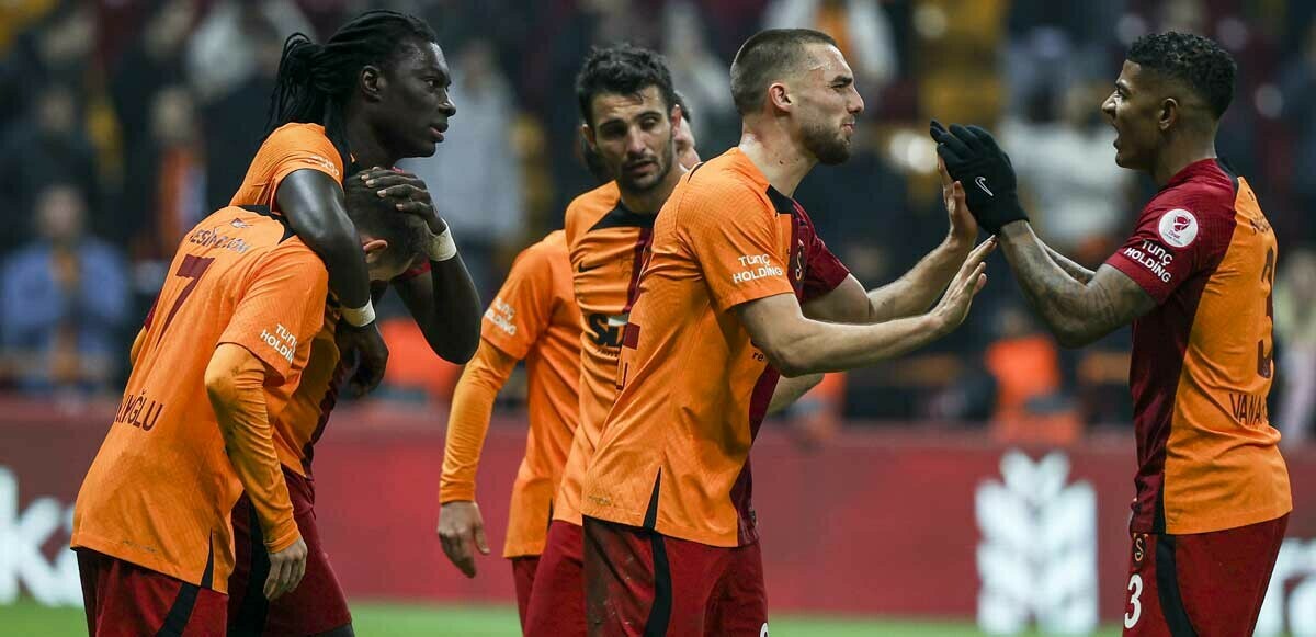 Galatasaray, Bafetimbi Gomis ile turladı