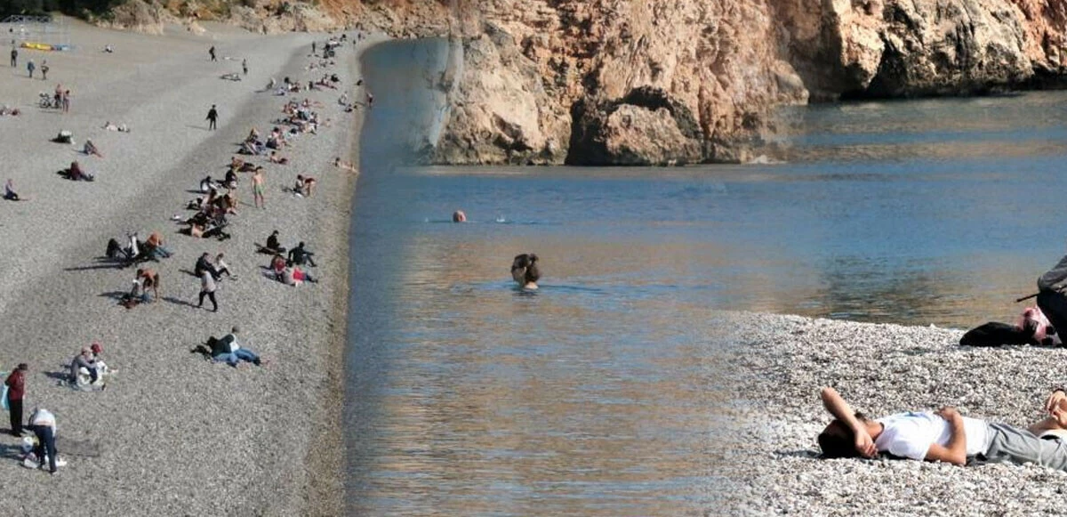 Antalya'da yazı aratmayan görüntüler: Mayosunu giyen kumsala koştu
