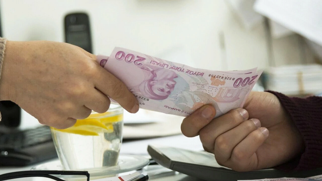 Gelir vergisinin güncellenmesine sayılı günler kaldı! Maaşlar azalacak mı yükselecek mi? Uzman isim kritik oranı verdi
