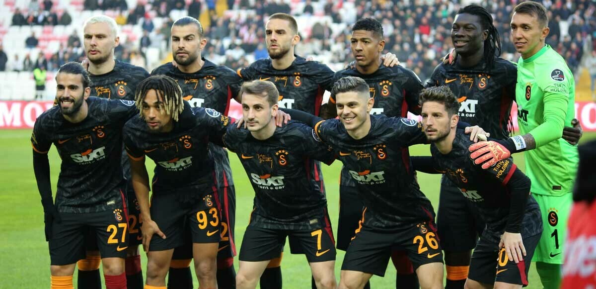 Galatasaray&#039;da iki yıldız cezalı duruma düştü!