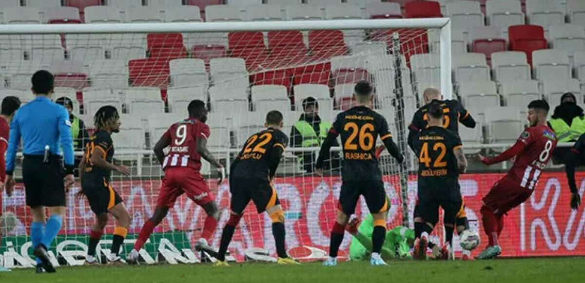 Sivasspor-Galatasaray maçına damga vuran pozisyon: Gol neden iptal edildi?