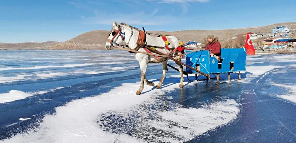 Hava sıcaklığı -17! Buz tutan Çıldır Gölü'nde atlı kızak seferleri