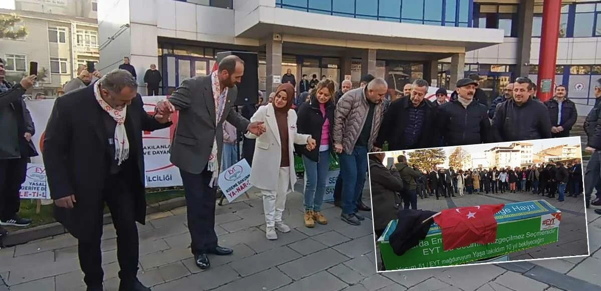 EYT’liler yeni çıkacak kanunu göbek atarak kutladı, tabutu parçaladı