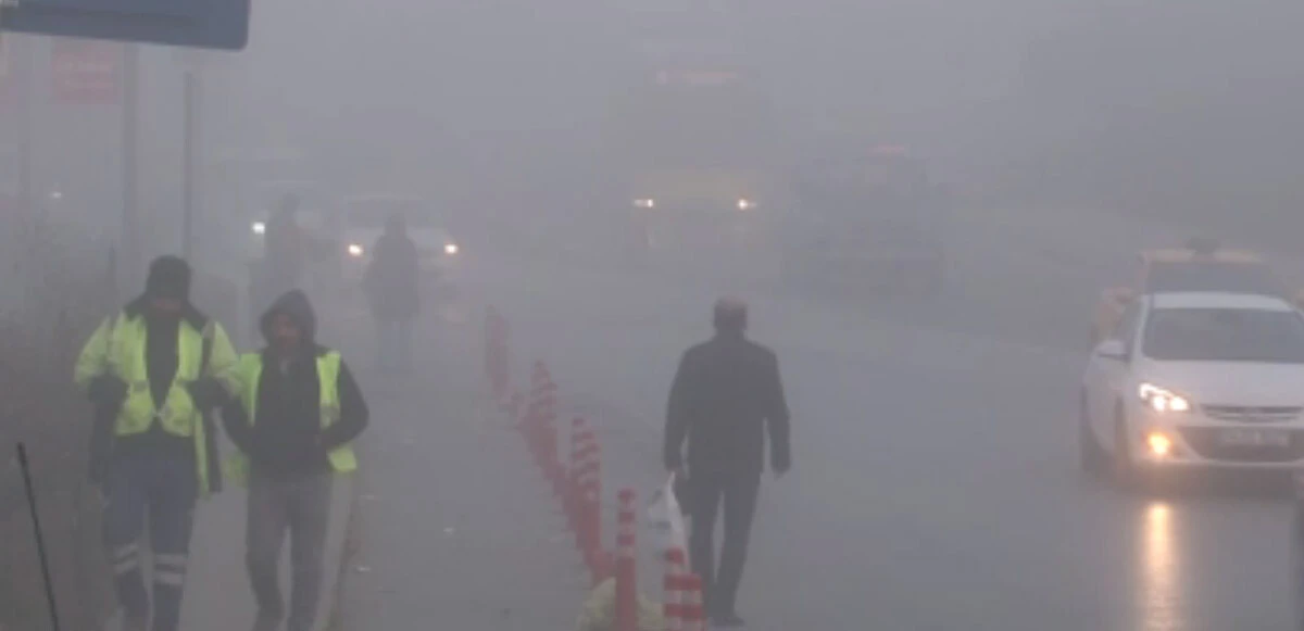 İstanbul sisli bir güne uyandı: Görüş mesafesi düştü, uçak seferleri ertelendi