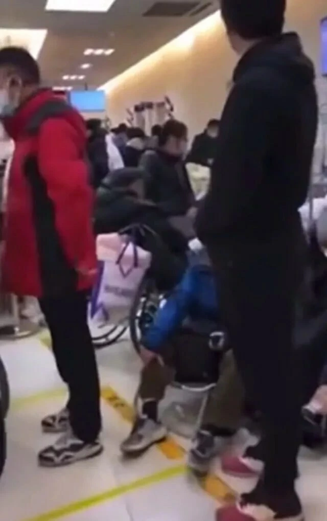 Pekin'de Covid-19 vakaları zirvede Şangay'ın ise yüzde 70'i virüslü! Hastalar sokaklara taştı