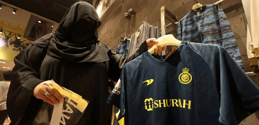 Al-Nassr taraftarı '7' için mağazaya akın etti: 48 saatte 200 bin Ronaldo forması satıldı
