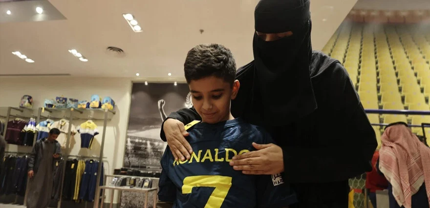 Al-Nassr taraftarı '7' için mağazaya akın etti: 48 saatte 200 bin Ronaldo forması satıldı
