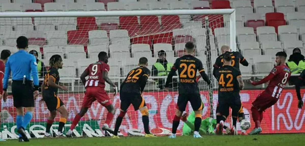 Sivasspor&#039;dan tepki: “Hakem değil, kural hatası!”