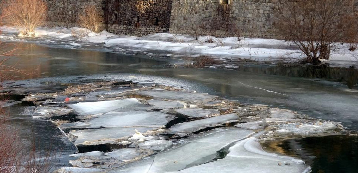 Bayburt&#039;u Sibirya soğukları vurdu: Çoruh nehri buzla kaplandı