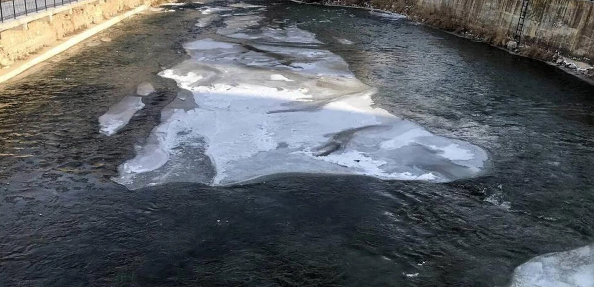 Bayburt'u Sibirya soğukları vurdu: Çoruh nehri buzla kaplandı