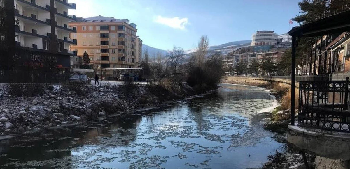 Bayburt'u Sibirya soğukları vurdu: Çoruh nehri buzla kaplandı