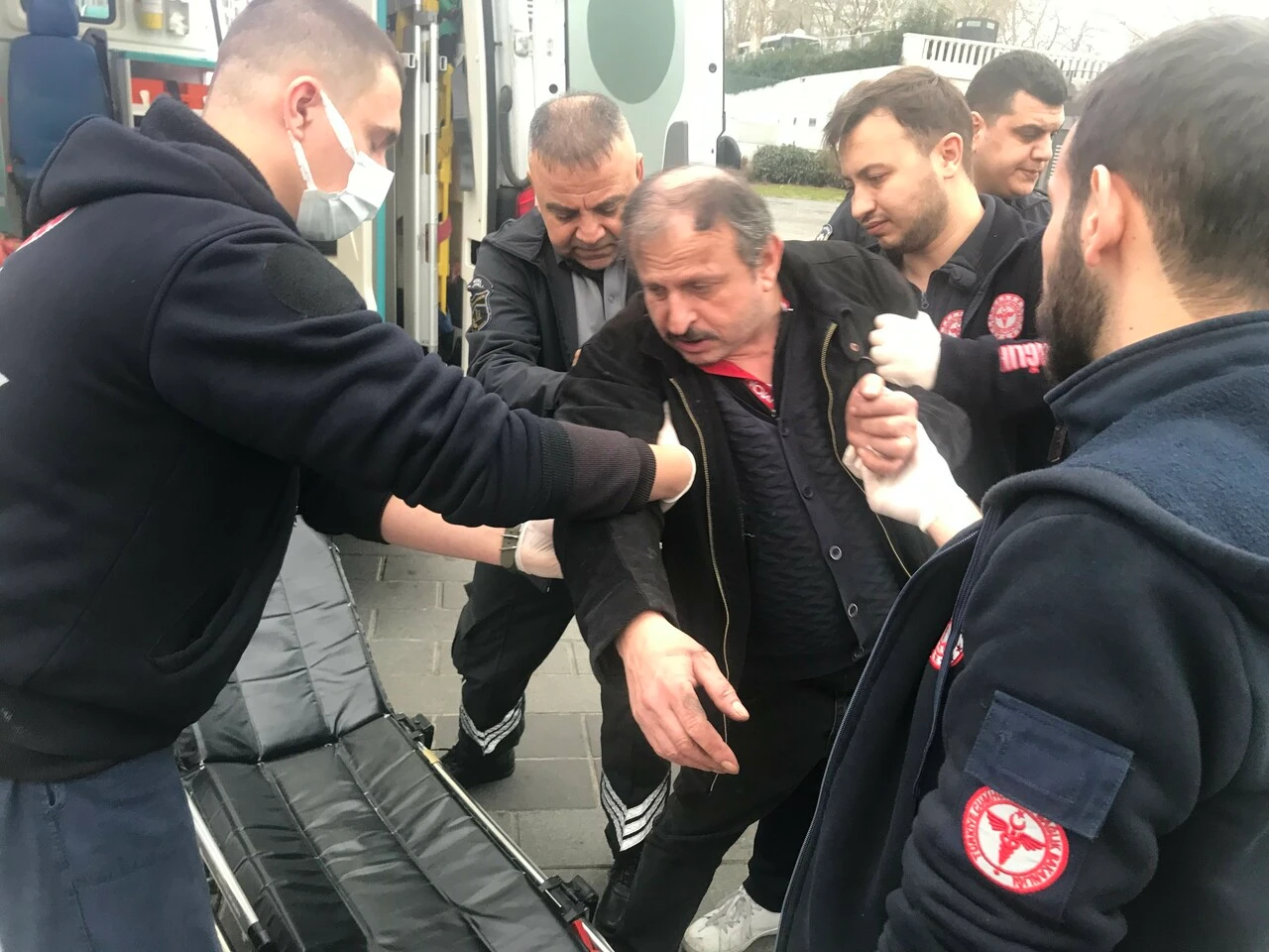 Taksim Metrosu'nda bir yolcu raylara düştü: Seferler aksadı