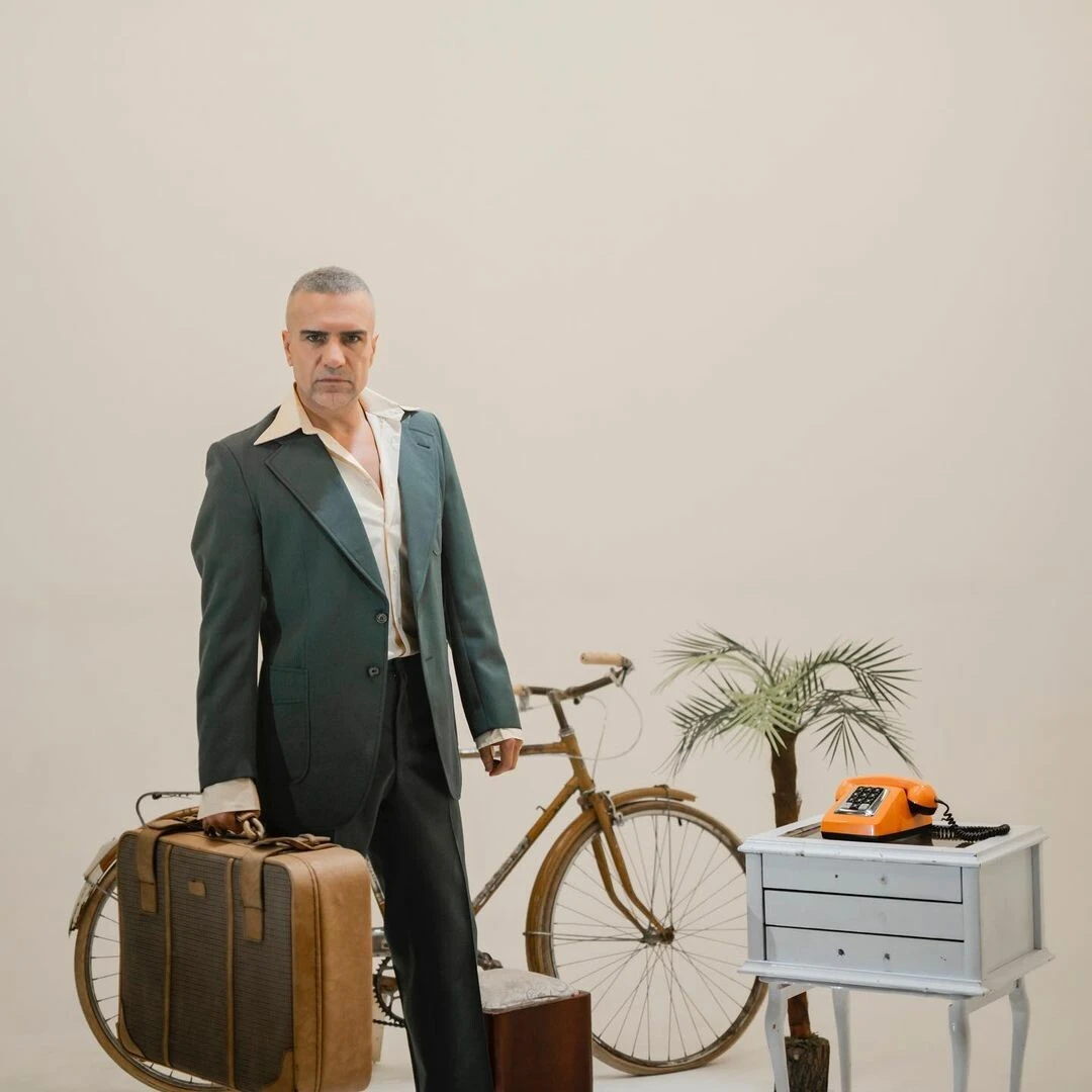 Survivor’a değil Almanya’ya işçi olarak gider gibi veda pozu veren Berdan Mardini alay konusu oldu!