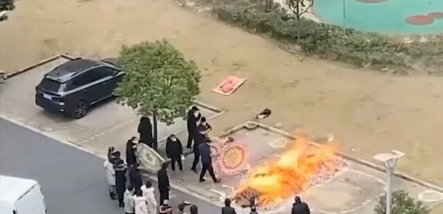 Çinliler artık yakınlarını kendi imkanlarıyla sokakta yakıyorlar! Gidişat çok kötü