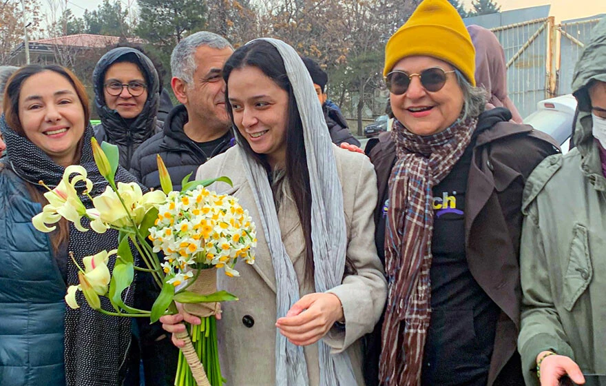İran'dan sevindiren haber geldi! Mahsa Emini protestolarına destek veren ünlü oyuncu Terane Alidusti serbest bırakıldı