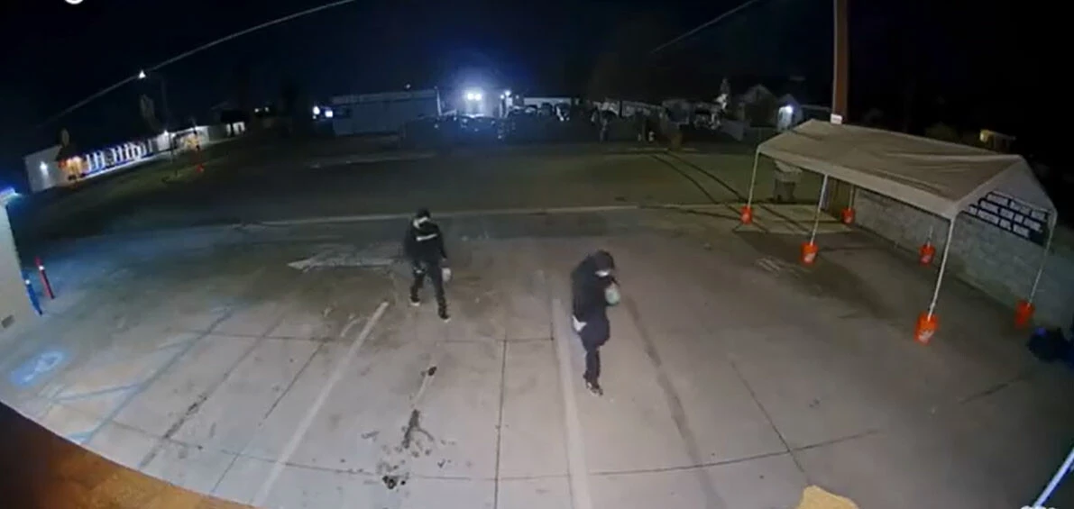 Göçmen merkezini kundaklamak isterken kendilerini de ateşe verdiler! O anlar kameraya yansıdı