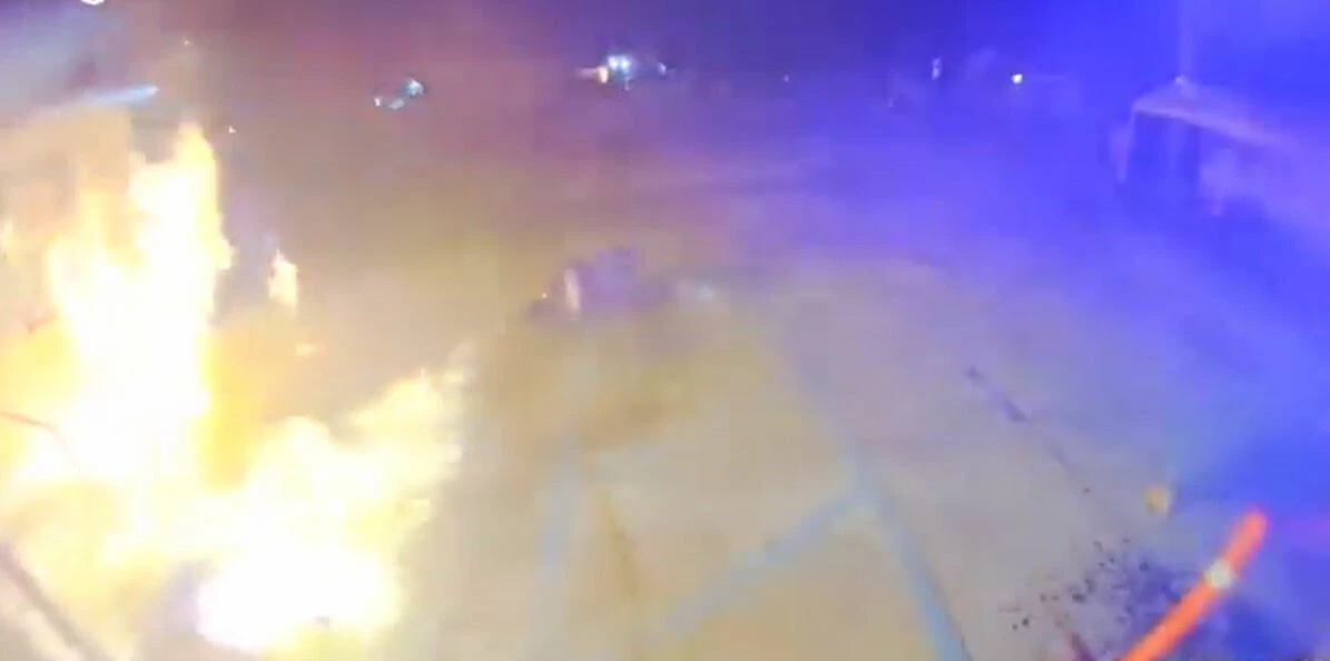 Göçmen merkezini kundaklamak isterken kendilerini de ateşe verdiler! O anlar kameraya yansıdı