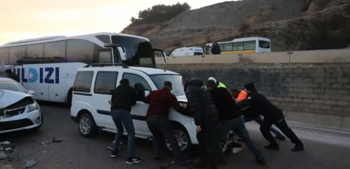 Son dakika! Zincirleme kazada ortalık savaş alanına döndü: 9 yaralı