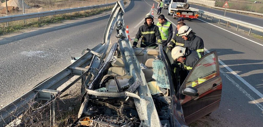Otomobil bariyerlere ok gibi saplandı: Hurdaya dönen araçtan sağ salim çıktı