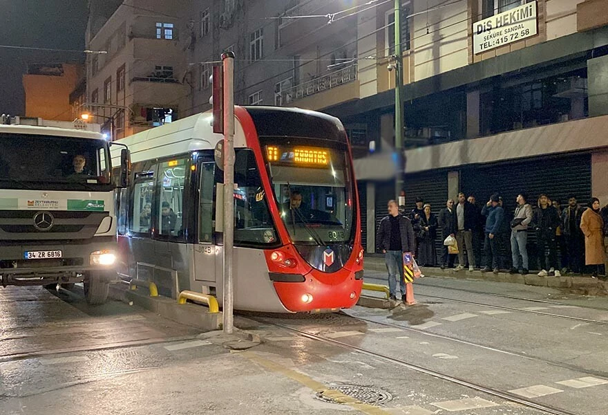 Son dakika! İstanbul Zeytinburnu'nda tramvay kazası: Otomobil ile tramvay çarpıştı, seferler durduruldu