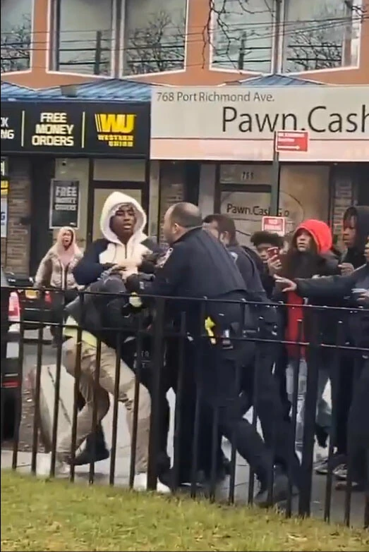 Vicdan yoksunu ABD polisi 14 yaşındaki siyahi kız çocuğunu defalarca yumrukladı! Video yürekleri sızlattı