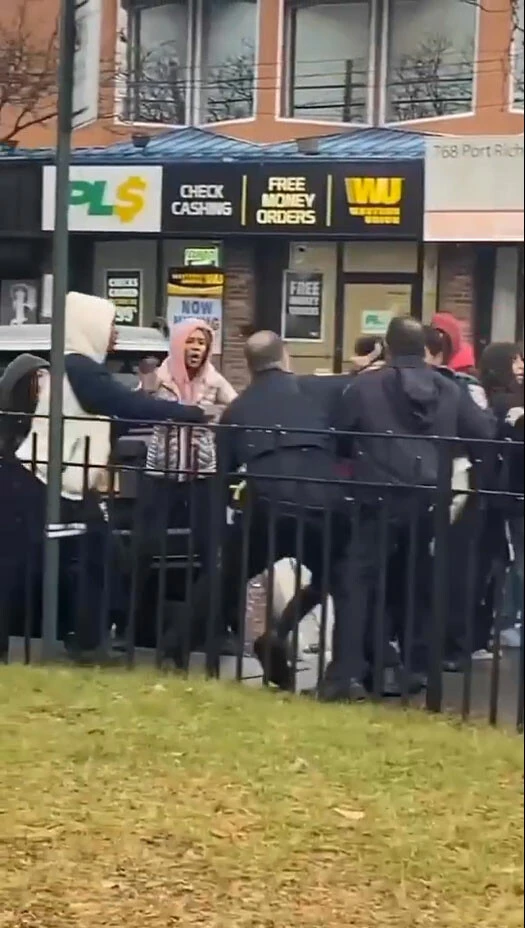 Vicdan yoksunu ABD polisi 14 yaşındaki siyahi kız çocuğunu defalarca yumrukladı! Video yürekleri sızlattı