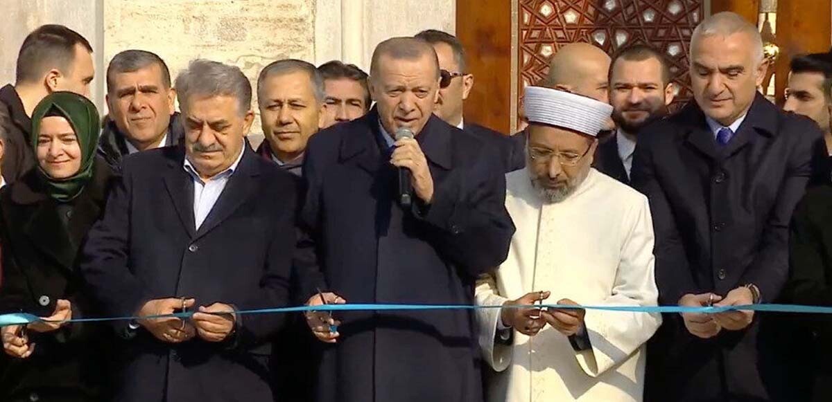 Son dakika! Cumhurbaşkanı Erdoğan kurdeleyi kesti, Yeni Camii ibadete açıldı