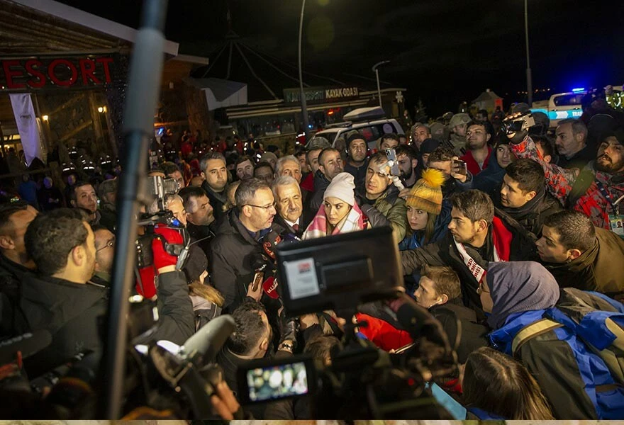Son dakika! Sarıkamış şehitlerini anma töreninde faciadan döndüler : Otelin tavanı çöktü, yaralılar var