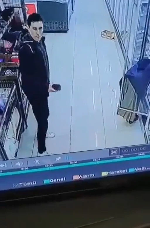 Kadınların etek altı görüntülerini çeken sapık komiser çıktı! Telefonundan çıkanlar her şeyin kanıtı