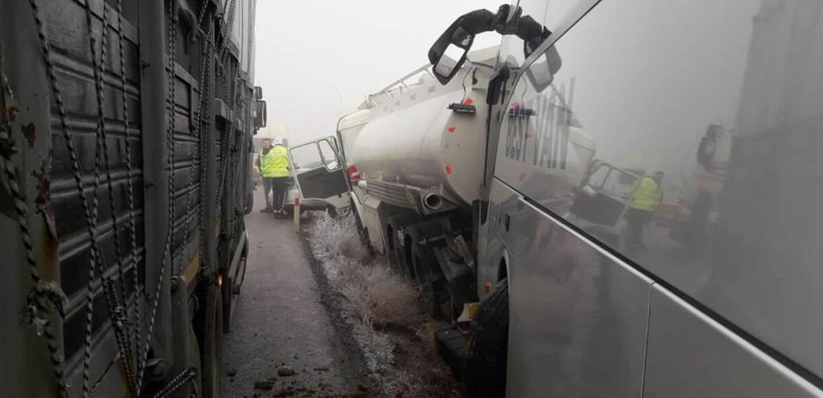 Feci kaza! Buzlanma ve sis nedeniyle çok sayıda araç birbirine girdi: Ölü ve yaralılar var
