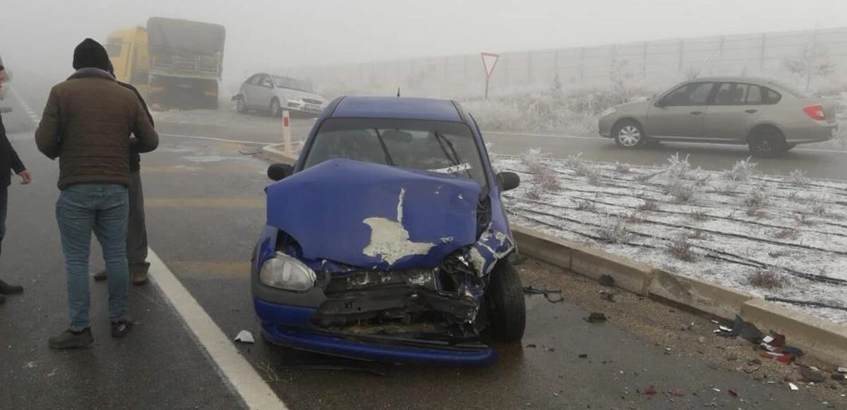 Feci kaza! Buzlanma ve sis nedeniyle çok sayıda araç birbirine girdi: Ölü ve yaralılar var