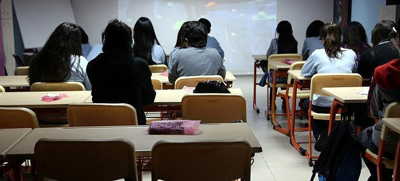 4 gün okul, 3 gün tatil uygulamasına geçiliyor! Türkiye’de okullar 3 gün tatil mi olacak? MEB okullar 2023’te kaç gün olacak?