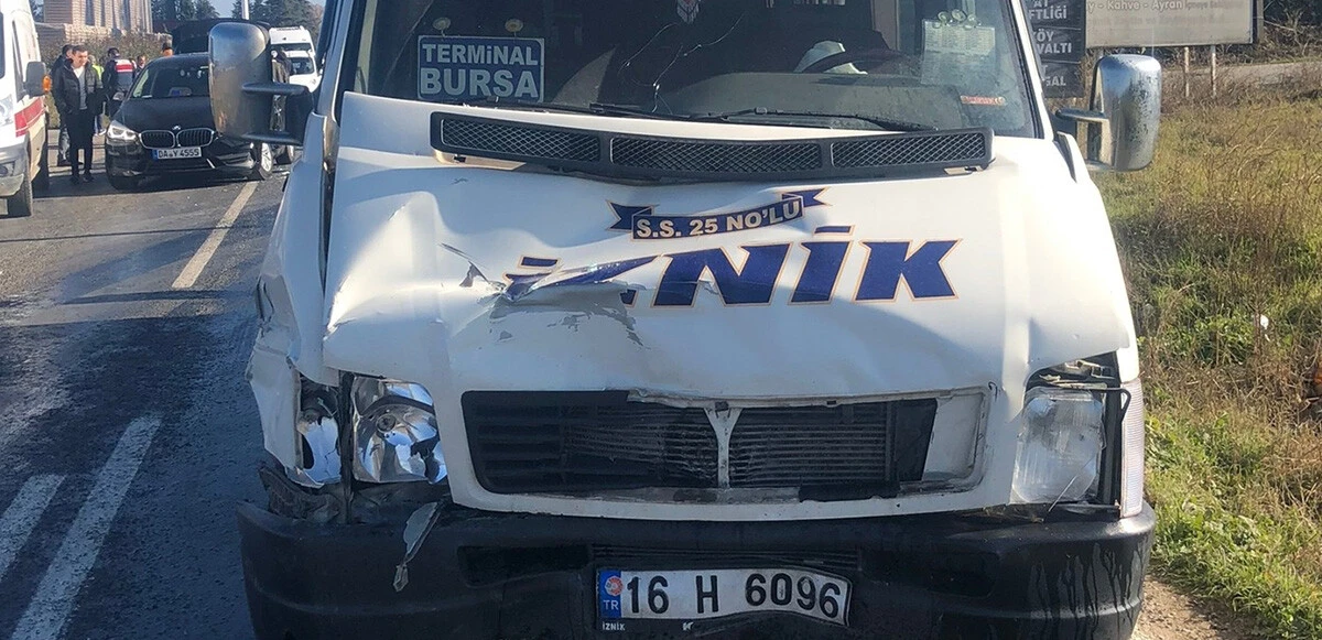 Bursa’da minibüs otomobille çarpıştı: 7 yaralı