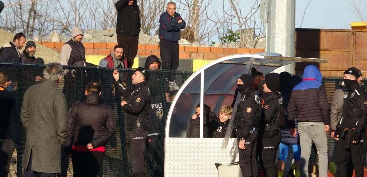 Amatör maçta meşale dehşeti: Alevlerin arasında kalan taraftar canını zor kurtardı