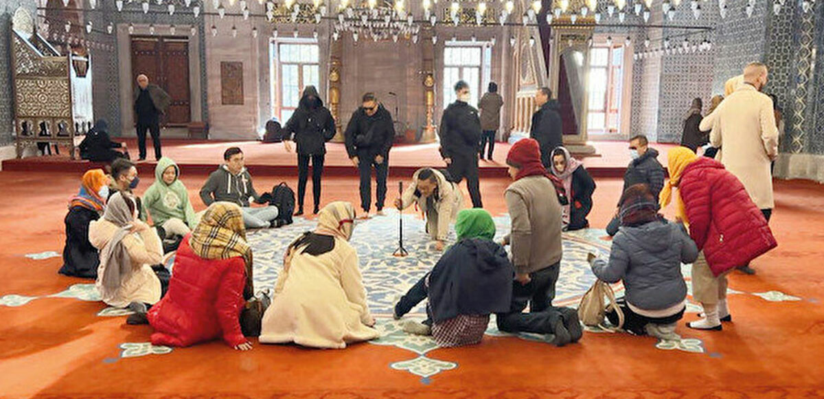 Yeni Cami&#039;ye akın akın: Yerli ve yabancı turistler camiyi gezdi