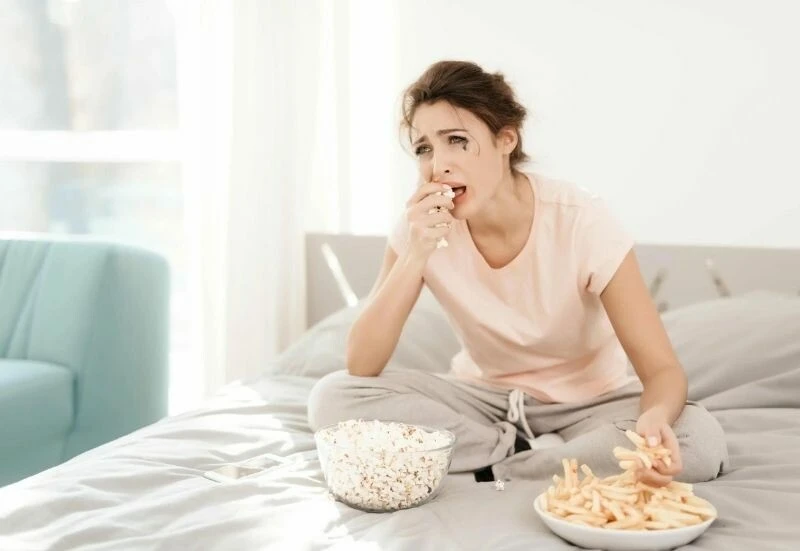 Üzgün, yorgun ve yalnız hissettiğinizde yemeğe sarılıyorsanız dikkat: Uzmanından hayatı zindan eden duygusal açlık uyarısı!