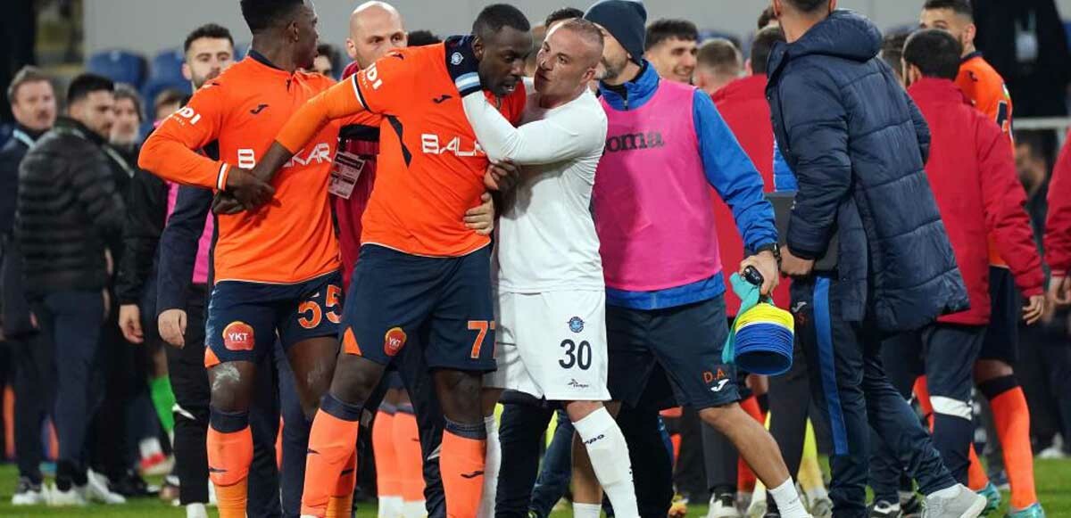 Başakşehir-Adana Demirspor maç sonu saha karıştı!