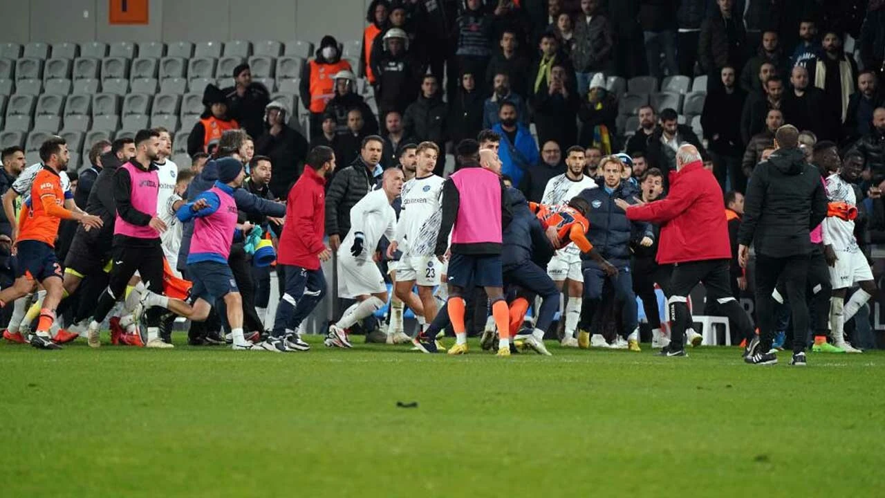 Başakşehir-Adana Demirspor maç sonu saha karıştı!