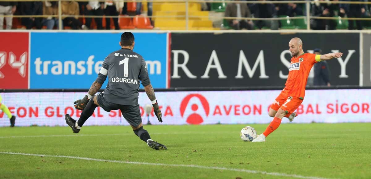 Son şampiyon Alanya&#039;da dağıldı! Maç sonucu: Alanyaspor 5-0 Trabzonspor