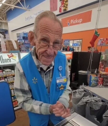 Markette çalışan 82 yaşındaki savaş gazisi TikTok sayesinde emekli oldu