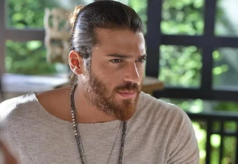 Can Yaman İtalya’ya bağış üstüne bağış yaptı: Kendi ülkesini pas geçmesi tepkiye neden oldu!