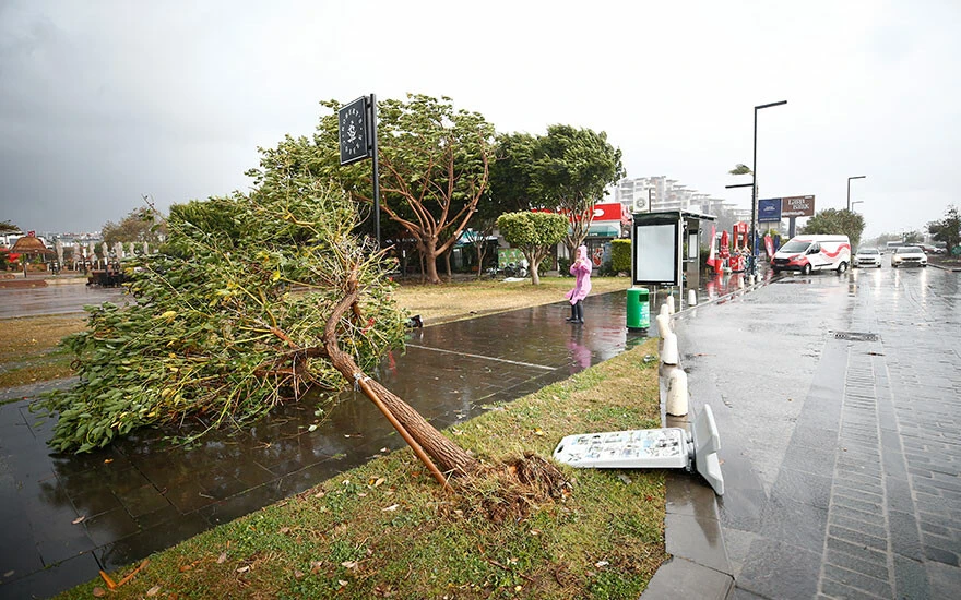 Antalya sel ve fırtınaya teslim oldu! Araçlar zarar gördü, sokaklar göle döndü