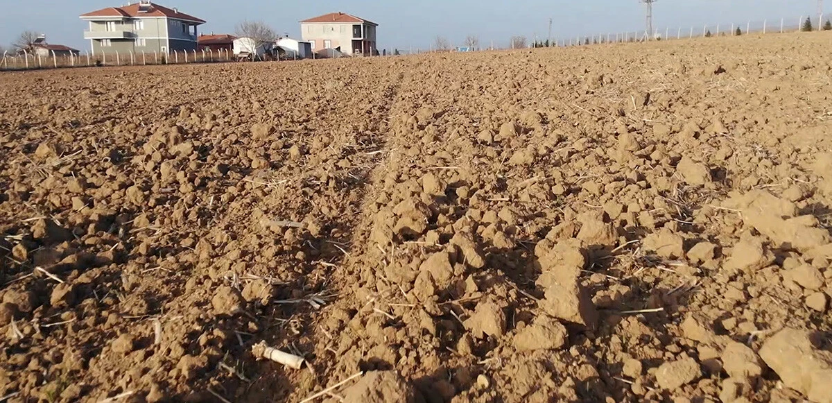 Çiftçiyi korkutan tehlike! Meteoroloji raporu paylaştı: Toprağı taş gibi yaptı