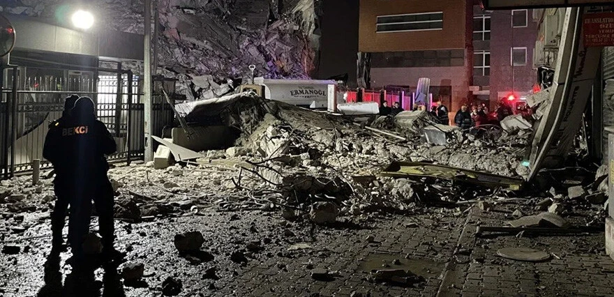 İzmir'de sağanak hayatı felç etti, cadde ve sokakları su bastı