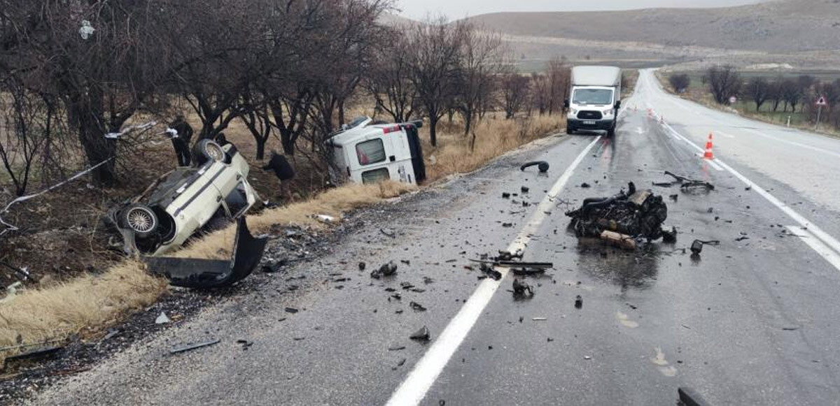 Afyonkarahisar&#039;da feci kaza! Kamyonet ile otomobil kafa kafaya çarpıştı: Ölü ve yaralılar var