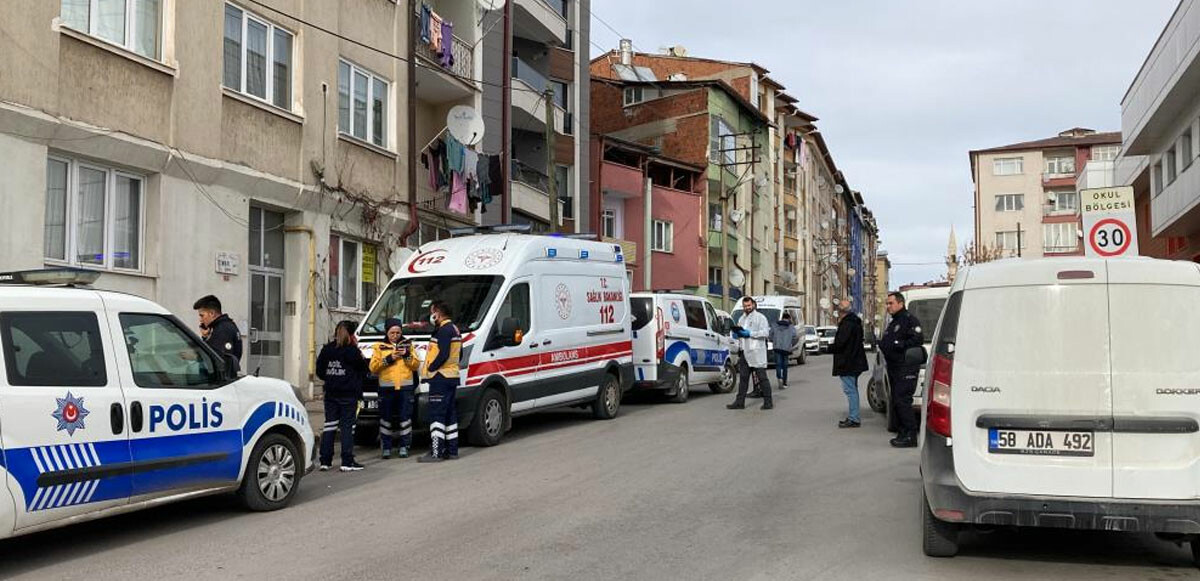 Sivas&#039;ta evinde ölü bulundu: 5 arkadaşı gözaltına alındı