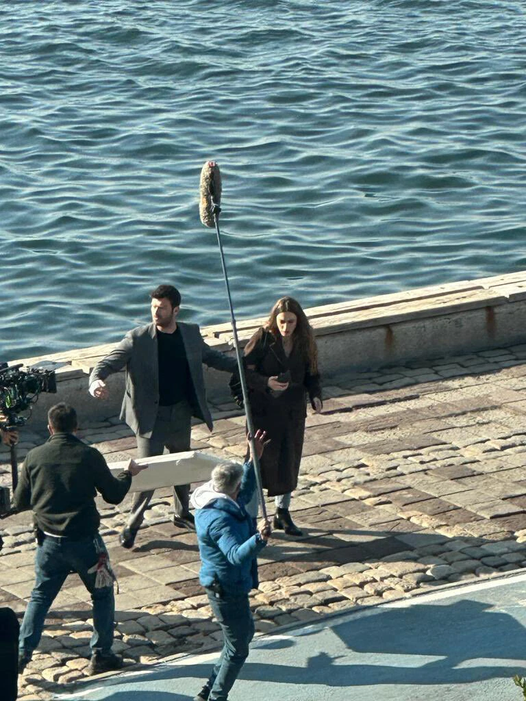 Kıvanç Tatlıtuğ ve Serenay Sarıkaya’nın merakla beklenen dizisinden ilk kareler geldi: Çok yakışmışsınız yorumları yağdı!