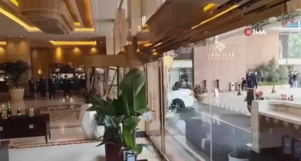 Çalışanlara kızdı otele lüks aracıyla daldı! O anlar kameralara yansıdı