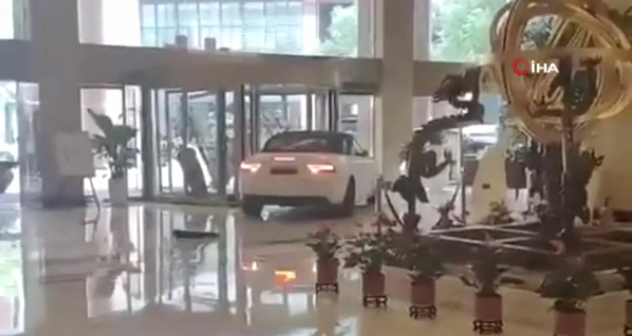 Çalışanlara kızdı otele lüks aracıyla daldı! O anlar kameralara yansıdı