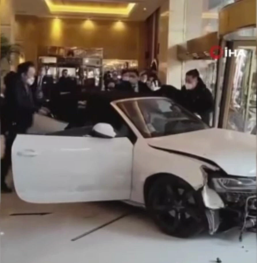 Çalışanlara kızdı otele lüks aracıyla daldı! O anlar kameralara yansıdı